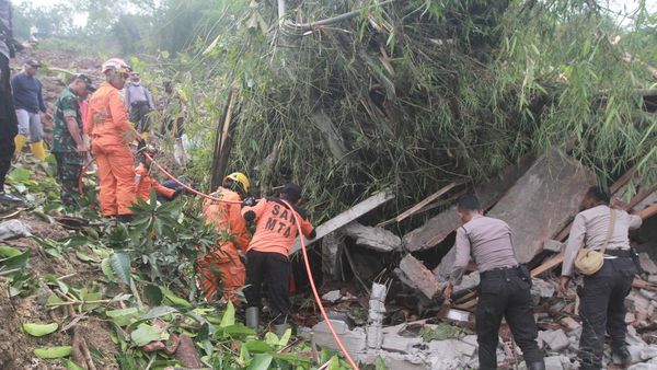 Longsor Timbun Rumah dan Dua Warga di Gunungkidul