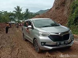 Jalan Trans Sulawesi di Majene Bisa Dilalui Lagi Usai 20 Jam Tertutup Longsor Jalan Trans Sulawesi di Majene Bisa Dilalui Lagi Usai 20 Jam Tertutup Longsor