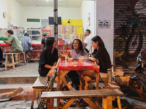 Makan Mie Instan di Warmindo, Prilly Latuconsina Pakai Sandal Rp 11 Juta! Makan Mie Instan di Warmindo, Prilly Latuconsina Pakai Sandal Rp 11 Juta!