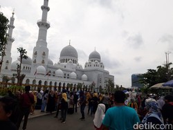 Penggembira Muktamar Ramai-ramai Datangi Masjid Sheikh Zayed, Lalin Macet