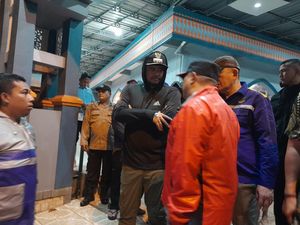 Saat Bobby Tinjau Banjir Medan dengan Bekas Infus di Tangan Saat Bobby Tinjau Banjir Medan dengan Bekas Infus di Tangan