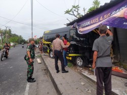 Minibus Angkut Wisatawan Tabrak Rumah Warga di Jalur Tanah Lot