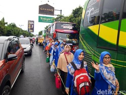 Parkir Bus Muktamar Meluber Hingga Sepanjang Jalan Adi Sucipto-Kartasura