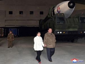 Putri Kim Jong Un yang Muncul Saat Peluncuran Rudal adalah Anak ke-2 Putri Kim Jong Un yang Muncul Saat Peluncuran Rudal adalah Anak ke-2