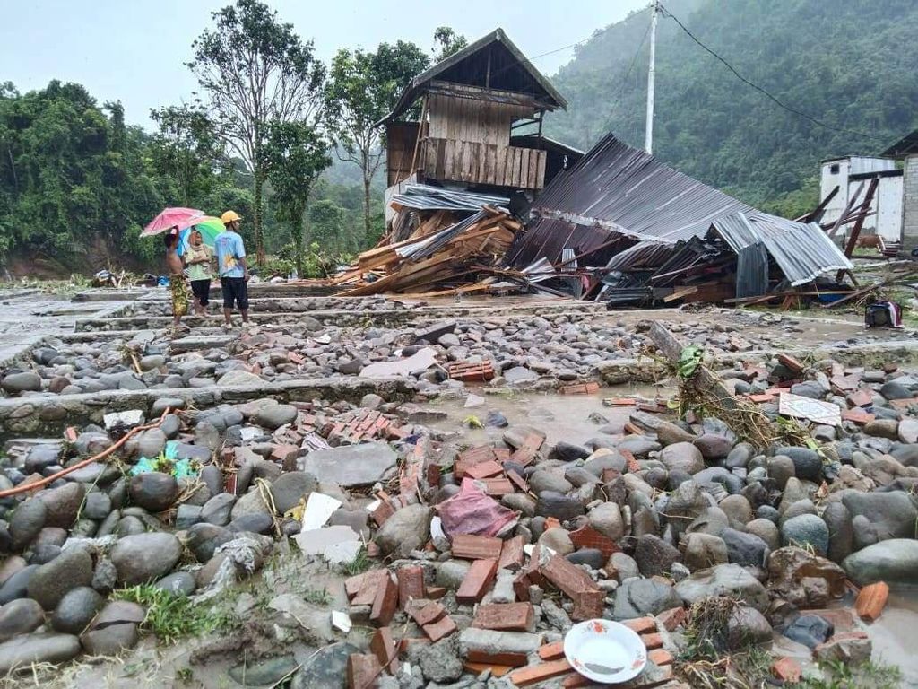 27 Rumah Hanyut Diterjang Banjir di Majene, 409 Orang Mengungsi