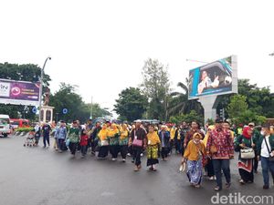 Tumplek Blek! Penggembira Muktamar di Solo Jalan Kaki ke Stadion Manahan Tumplek Blek! Penggembira Muktamar di Solo Jalan Kaki ke Stadion Manahan