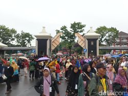 Para Penggembira Muktamar Muhammadiyah Berdatangan ke Stadion Manahan