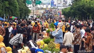 Foto-foto Lautan Penggembira Muktamar di Depan Stadion Manahan Solo