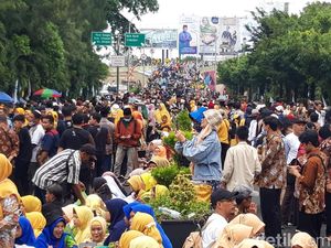 Foto-foto Lautan Penggembira Muktamar di Depan Stadion Manahan Solo Foto-foto Lautan Penggembira Muktamar di Depan Stadion Manahan Solo