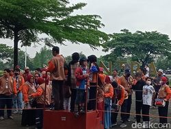 Cerita Penggembira Muktamar Tunggu Bus Jemputan Sejam di Parkiran Solo Baru