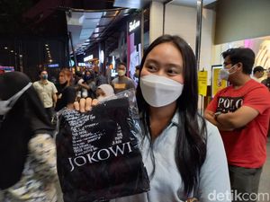 Ajak Main Jan Ethes-La Lembah di Mal, Jokowi Bagi-bagi Kaus Ajak Main Jan Ethes-La Lembah di Mal, Jokowi Bagi-bagi Kaus
