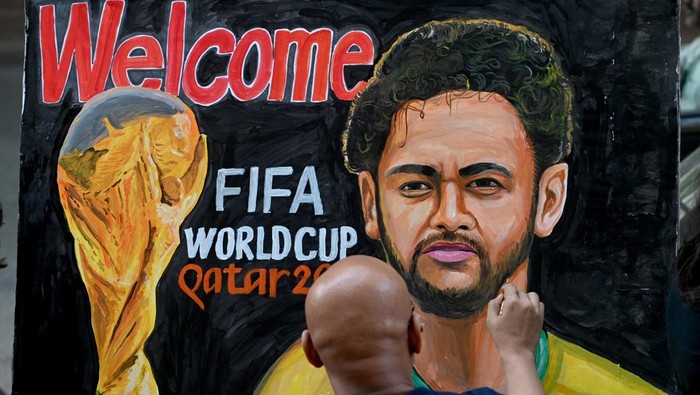 Art school teacher Sagar Kambli draws a painting of Brazils football player Neymar Jr. ahead of the Qatar 2022 World Cup football tournament in Mumbai on November 18, 2022. (Photo by INDRANIL MUKHERJEE / AFP) (Photo by INDRANIL MUKHERJEE/AFP via Getty Images)