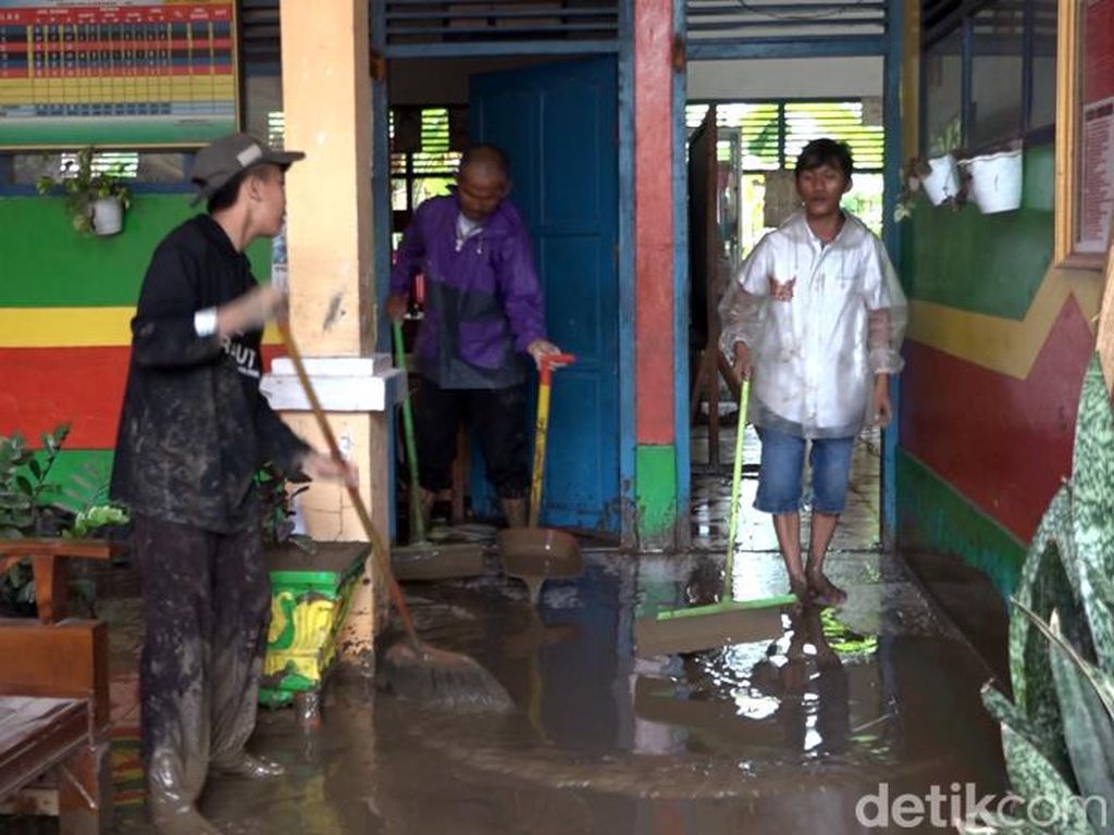 5 Sekolah di Polman Penuh Lumpur gegara Banjir, Para Siswa Diliburkan