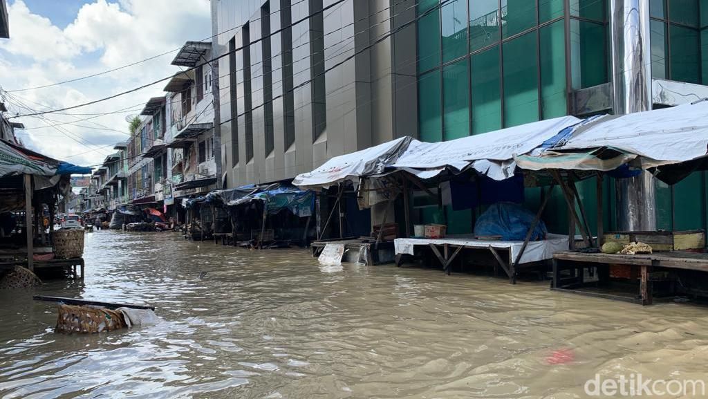 Serba-serbi Banjir di Medan: Warga Pusing, Pedagang Jualan di Bawah Fly Over