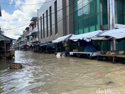 Serba-serbi Banjir di Medan: Warga Pusing, Pedagang Jualan di Bawah Fly Over