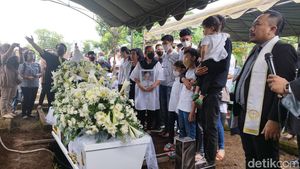 Potret Haru Pemakaman Rudy Salam Kakak Roy Marten di Salatiga