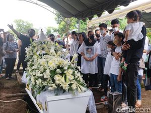 Potret Haru Pemakaman Rudy Salam Kakak Roy Marten di Salatiga Potret Haru Pemakaman Rudy Salam Kakak Roy Marten di Salatiga