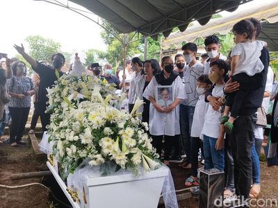 Potret Haru Pemakaman Rudy Salam Kakak Roy Marten di Salatiga