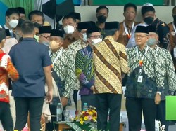 Momen Jokowi dan Anwar Abbas Ngobrol di Muktamar Muhammadiyah