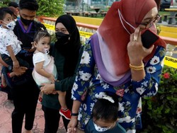 Warga Malaysia Antre di Tengah Hujan Demi Gunakan Hak Suara dalam Pemilu