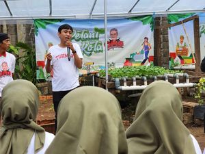 Relawan Ganjar Bantu Perbaiki Green House Petani Kota di Jaksel