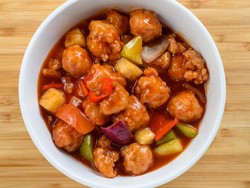 Resep Bola Ayam Saus Asam Manis yang Empuk Enak Buat Bekal