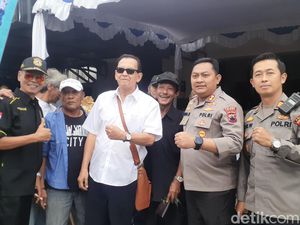 Roy Marten Tiba di Rumah Duka Rudy Salam, Pelayat Berebut Foto Roy Marten Tiba di Rumah Duka Rudy Salam, Pelayat Berebut Foto