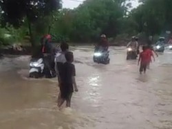 Tanggul di Lamongan Jebol, Air Rendam Jalan-Pemukiman Warga Setinggi 30 Cm