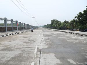 Bupati Sidoarjo Minta Pemasangan Tiang Listrik Frontage Road Dikebut