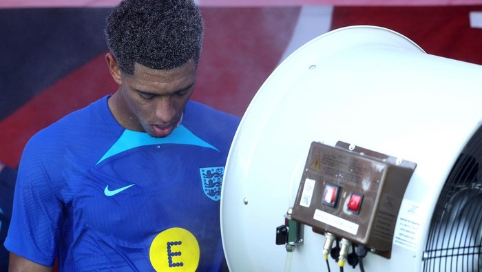 DOHA, QATAR - NOVEMBER 18: Jude Bellingham of England cools off during an England training session at Al Wakrah Stadium on November 18, 2022 in Doha, Qatar. (Photo by Eddie Keogh - The FA/The FA via Getty Images)