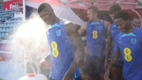 Piala Dunia 2022 sendiri menjadi Piala Dunia pertama yang digelar di akhir tahun atau tengah musim kompetisi sepakbola, dengan pertimbangan temperatur Qatar bulan November-Desember lebih bersahabat. Jika digelar di musim panas waktu Eropa, suhu udara Qatar bisa mencapai hampir 50 derajat! (Foto: The FA via Getty Images/Eddie Keogh - The FA)
