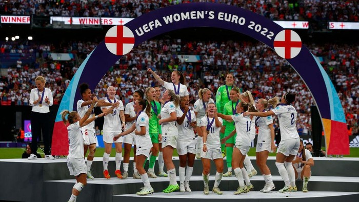 LONDON, ENGLAND - JULY 31: England players celebrate the victory during the UEFA Womens Euro England 2022 final match between England and Germany at Wembley Stadium on July 31, 2022 in London, United Kingdom. (Photo by Kieran Galvin/DeFodi Images via Getty Images)