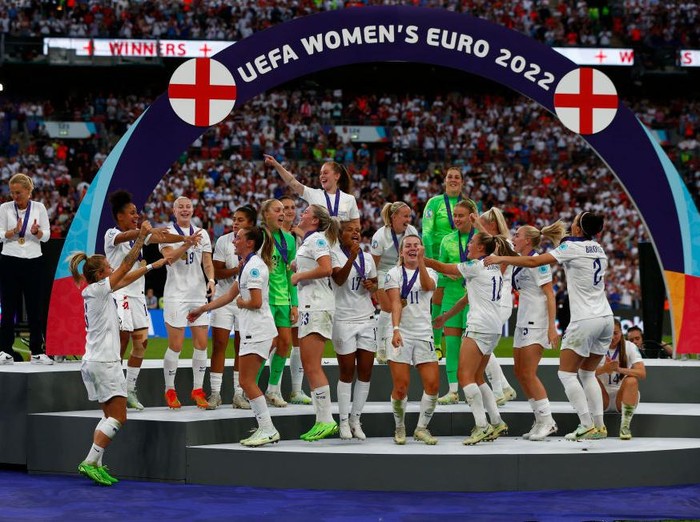 LONDON, ENGLAND - JULY 31: England players celebrate the victory during the UEFA Women's Euro England 2022 final match between England and Germany at Wembley Stadium on July 31, 2022 in London, United Kingdom. (Photo by Kieran Galvin/DeFodi Images via Getty Images)