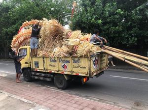 Penjor KTT G20 di Jalan Nusa Dua Dibersihkan Penjor KTT G20 di Jalan Nusa Dua Dibersihkan