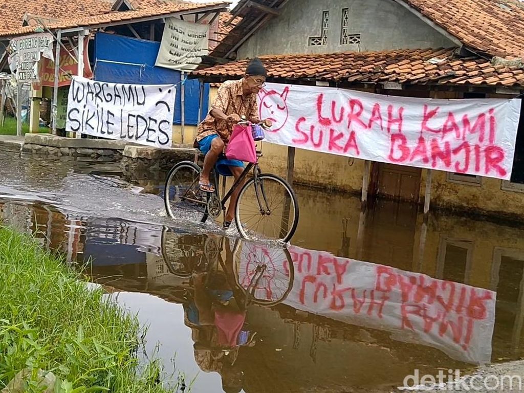 Protes Korban Banjir di Pekalongan Wargamu Sikile Ledes