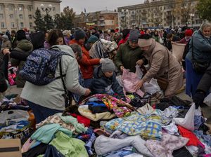 Warga Ukraina Antre Makanan dan Pakaian Bekas Warga Ukraina Antre Makanan dan Pakaian Bekas