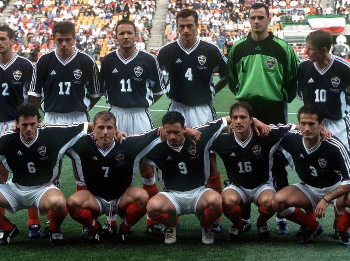 FRANCE - JUNE 14:  FUSSBALL: WM FRANCE 98 St.Etienne, 14.06.98, NATIONALMANNSCHAFT/TEAM JUGOSLAWIEN/YUG, hintere Reihe v.lks.: Zoran MIRKOVIC/Savo MILOSEVIC/Sinisa MIHAJLOVIC/Slavisa JOKANOVIC/Torwart Ivica KRALJ/Dragan STOJKOVIC, vordere Reihe v.lks.: Branko BRNOVIC/Vladimir JUGOVIC/Predrag MIJATOVIC/Zeljko PETROVIC/Goran DJOROVIC  (Photo by Lutz Bongarts/Bongarts/Getty Images)