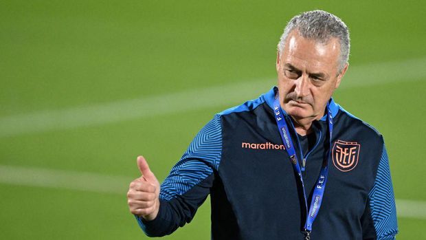 Ecuador's coach Gustavo Alfaro gives a thumb-up during a training session at Essaimer SC in Doha on November 19, 2022 on the eve of the Qatar 2022 World Cup football match between Qatar and Ecuador. (Photo by Raul ARBOLEDA / AFP) (Photo by RAUL ARBOLEDA/AFP via Getty Images)