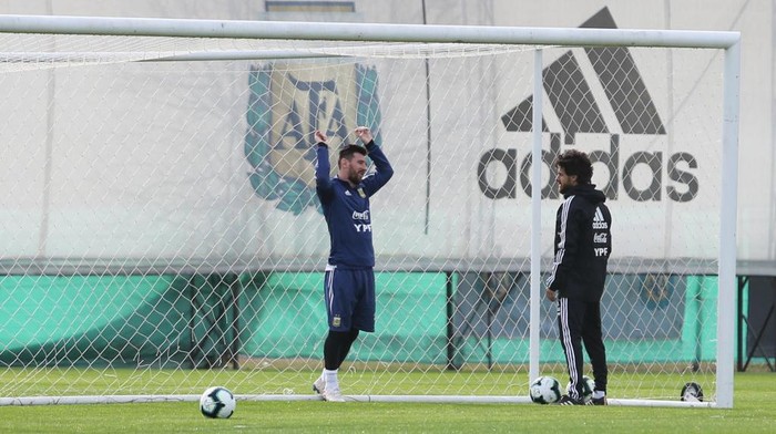 EZEIZA, ARGENTINA - JUNE 5: Lionel Messi talks with Pablo Aimar inside the goal at Julio H. Grondona Training Camp on June 5, 2019 in Ezeiza, Argentina. (Photo by Gustavo Pagano/Getty Images)