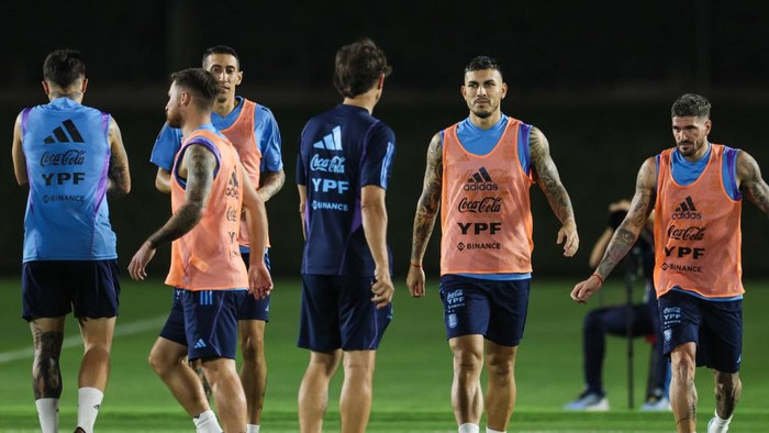 DOHA, QATAR - NOVEMBER 19: Leandro Paredes of Argentina attends a training session at Qatar University ahead of the FIFA World Cup Qatar 2022 on November 19, 2022 in Doha, Qatar. (Photo by Liu Lu/VCG via Getty Images)
