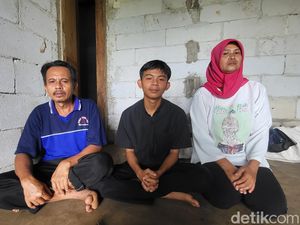 Sisi Lain Adia, Jadi Jukir di Masjid Karena Keluarga Lapar Sisi Lain Adia, Jadi Jukir di Masjid Karena Keluarga Lapar