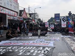 Aksi Tragedi Kanjuruhan, Aremania Bawa Keranda-Nisan di Bawah Guyuran Hujan
