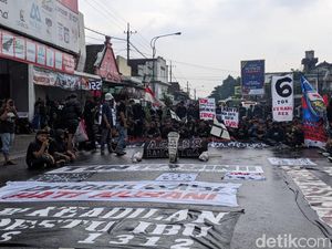 Aksi Tragedi Kanjuruhan, Aremania Bawa Keranda-Nisan di Bawah Guyuran Hujan