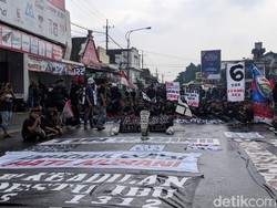 Aksi Tragedi Kanjuruhan, Aremania Bawa Keranda-Nisan di Bawah Guyuran Hujan