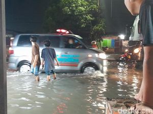 Jalan Letda Sujono Medan Banjir Akibat Hujan, Ambulans Lawan Arus Jalan Letda Sujono Medan Banjir Akibat Hujan, Ambulans Lawan Arus