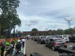Antrean Padat Pintu TMII saat Uji Coba Buka Terbatas Hari Ini