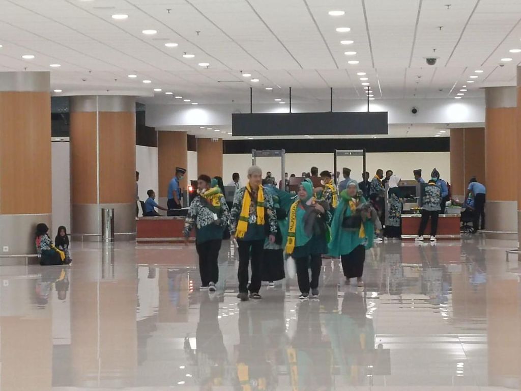 Antusiasme Jemaah Umrah Terbang dari Bandara Kertajati Antusiasme Jemaah Umrah Terbang dari Bandara Kertajati