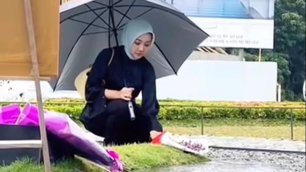 Atalia Praratya Ziarah ke Makam Eril