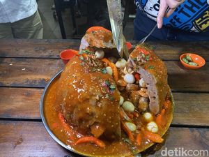 Mencicip Bakso Lava Seberat 3 Kg yang Lagi Hits di Sukabumi