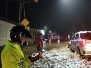 Banjir akibat Luapan Sungai Legundi, Jalur Selatan Kota Probolinggo Ditutup Banjir akibat Luapan Sungai Legundi, Jalur Selatan Kota Probolinggo Ditutup
